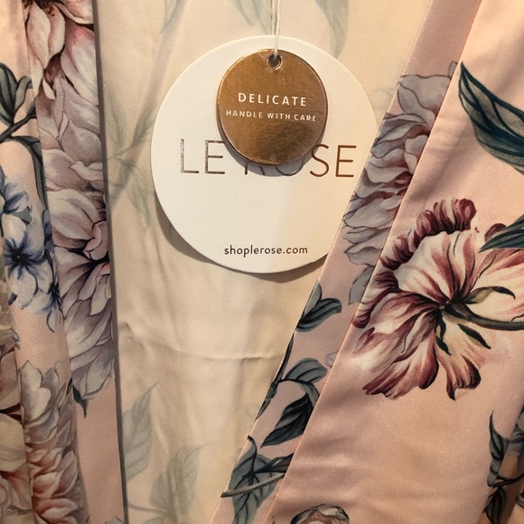 5 brand new LeRose Blush Robes - 3 L/XL and 2 S/M - Picture 7 of 8